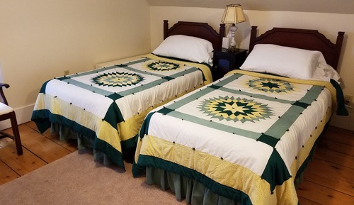 Basic Room, 1 King Bed, Private Bathroom in Hall