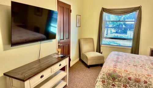Hummingbird Room, 1 Queen Bed, Accessible, Ground Floor