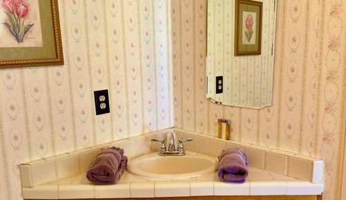 McKenzie B Room, 1 Queen Bed, Shared Bathroom