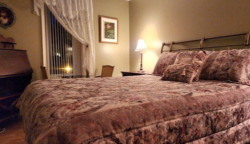 Standard Room, 1 Queen Bed, Private Bathroom