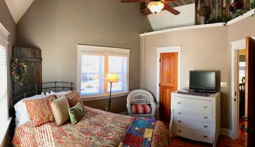 The Gable Room - 1 Queen Bed