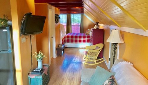 The Cottage Loft - 1 King and 1 Sofa Bed, Full Kitchen, Jetted Tub