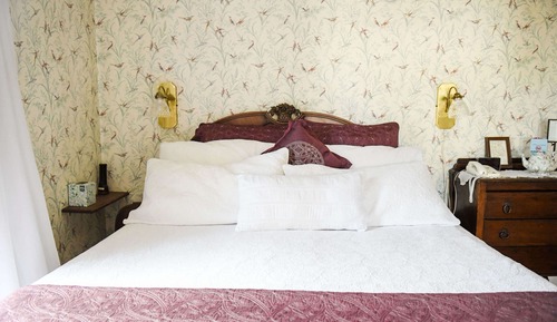 Room, 1 King Bed, Private Bathroom (Partridge Room)