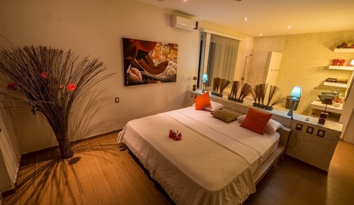 Casa Paraiso: 4-Bedroom Villa with Pool