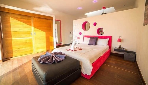 Casa La Roca: 4-Bedroom Villa with Pool