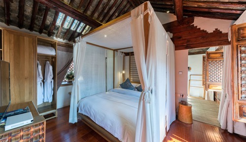 Luxury Suite, Bathtub, Courtyard View
