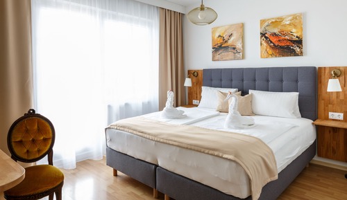 Basic Double Room, Non Smoking, Partial Lake View