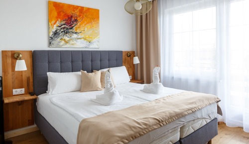 Basic Double Room, Non Smoking, Partial Lake View