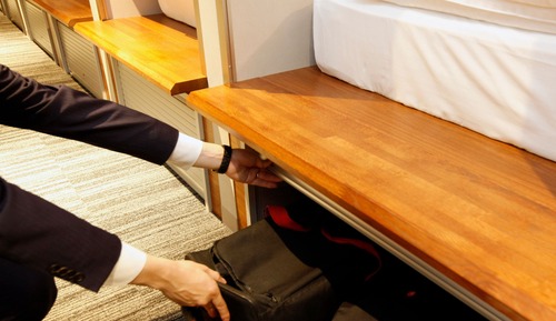 Standard Capsule Room, Men only