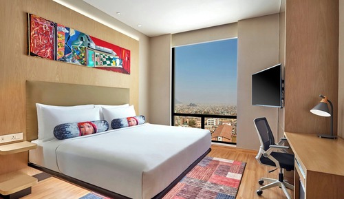 Club Room, 1 King Bed, Non Smoking, City View