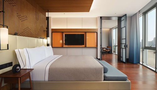 Deluxe Panorama Lake View Suite