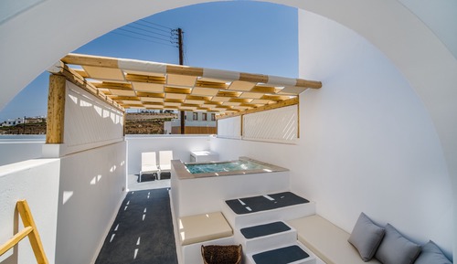 Standard Suite, Hot Tub (Danae)