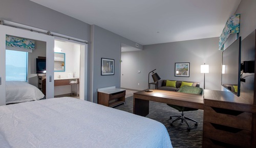 Studio, 1 King Bed, Refrigerator & Microwave (Wet bar)