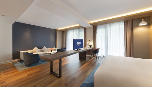 Suite, 1 King Bed, Balcony