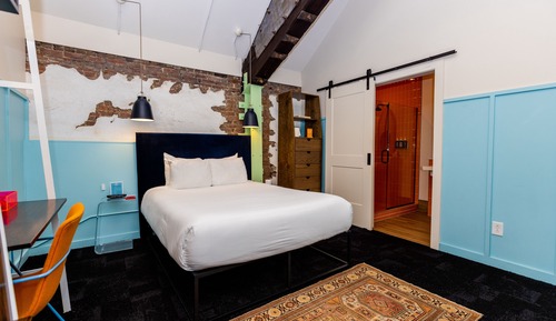 Room 2:9 - Deluxe Skylight Queen