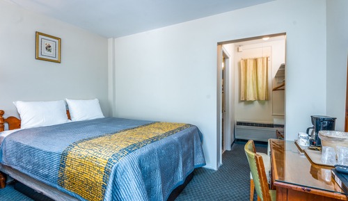 Basic Room, 1 Queen Bed, Mountain View