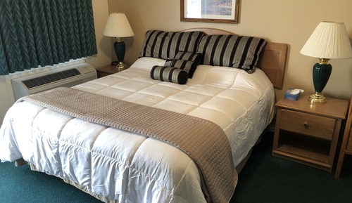 Comfort Room, 1 King Bed, Mountain View
