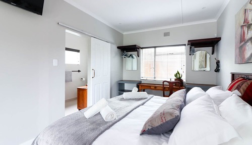 Double or Twin Room, 1 King Bed, Pool View