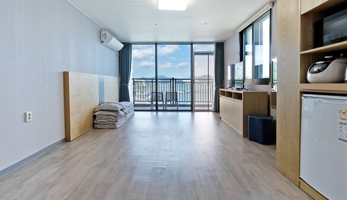 Business Studio, Ocean View, Beachfront