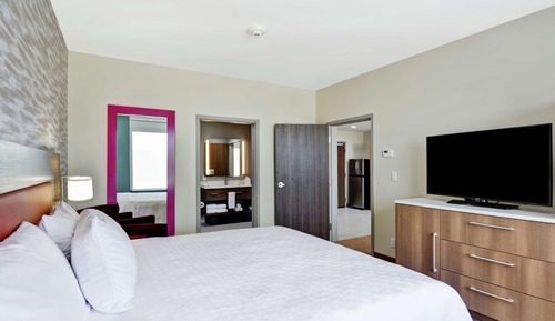 Suite, 1 King Bed, Accessible (Hearing)