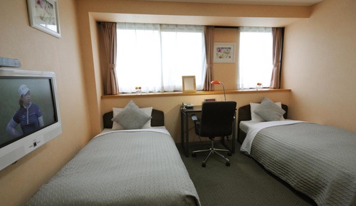 Twin Room, Smoking