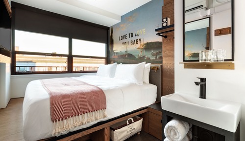 Standard Room, 1 Queen Bed (Bath in Room)