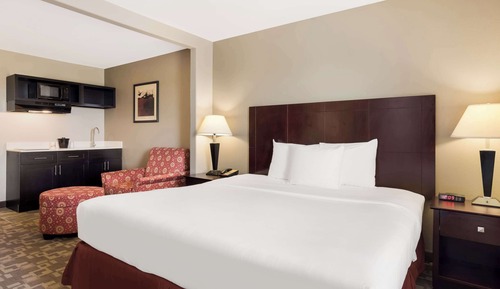 Suite, 1 King Bed, Non Smoking, Kitchenette