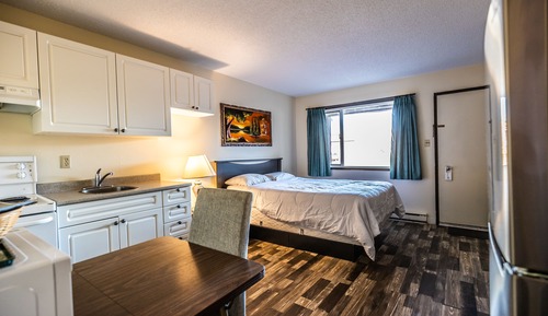 Deluxe Room, 1 Queen Bed, Kitchen (Queen w/ Kitchen)