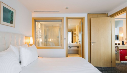 Suite, 1 King Bed, Smoking