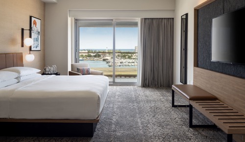 Suite, 1 Bedroom (Mobility/Hearing Access, Roll-In Shwr)