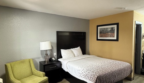 Standard Room, 1 Queen Bed (1 queen bed)