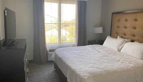Suite, 1 King Bed, Accessible, Bathtub