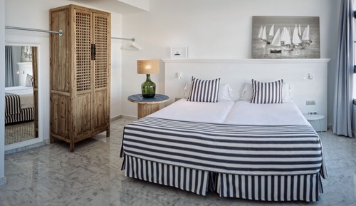 Deluxe Suite (2 Adults and 2 Children)