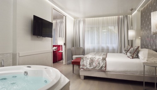 Premium Room, 1 King Bed, Hot Tub