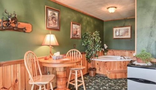 Deluxe Suite, Non Smoking, Private Bathroom (White Tail Deer Suite)