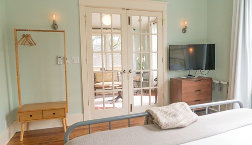 Luxury Suite, 1 King Bed, Balcony, Garden View (Twin Oaks)