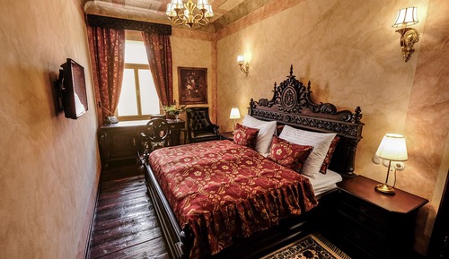 Room (Deluxe King 201)