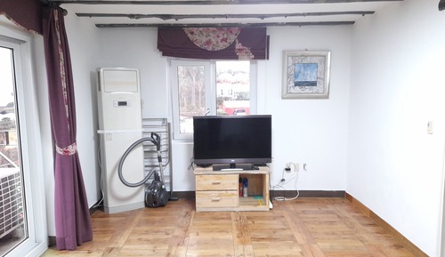 Orange Room - No extra futon for child of 6 years old and younger
