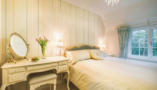 The Bluebell Room - Double ensuite with King Bed, Roll Top Bath and Power Shower