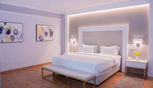 Executive Suite, 1 King Bed with Sofa bed, Pool View