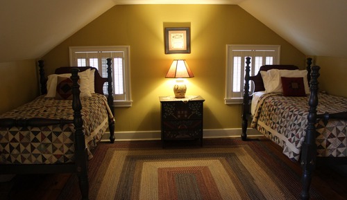 Classic Room, In the Hillside Cottages, 1 Queen Bed and 2 Twin Beds, Non Smoking