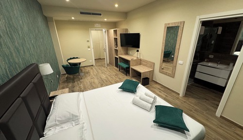 Deluxe Quadruple Room 9