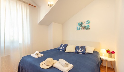Room (Mondo Room 1)