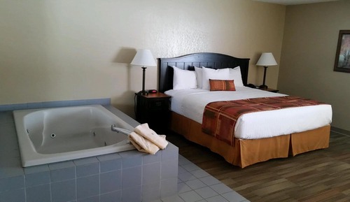 Standard Room, 1 King Bed, Accessible (Jacuzzi)