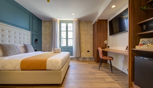 Deluxe Double Room (2nd floor,small Balcony,street,11)