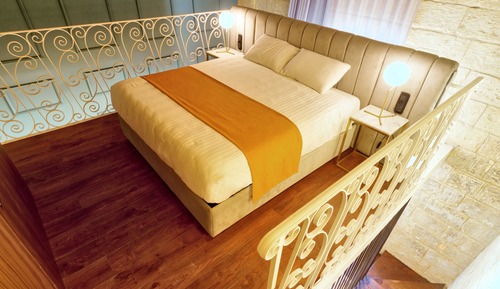 Deluxe Duplex, Bathtub (Suite 7)