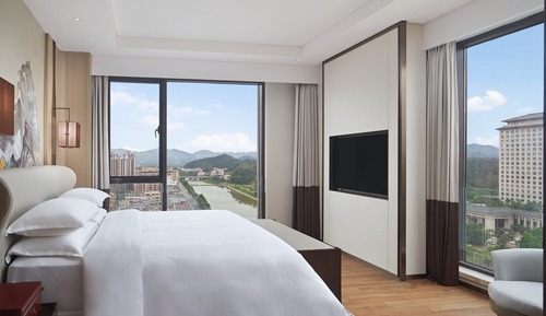 Suite, 1 King Bed, River View