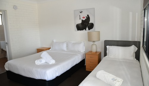 Lakeside Accessible Queen Single Room