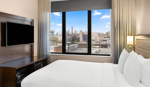 1 Queen Bed, Balcony