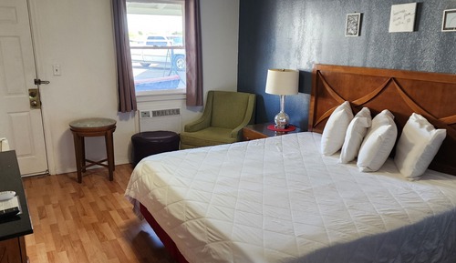 Comfort Room, 1 King Bed, Non Smoking, Mountain View